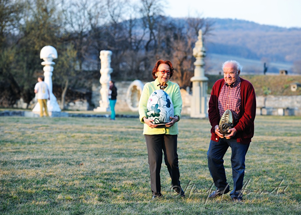 Wander Bertoni and wife at work