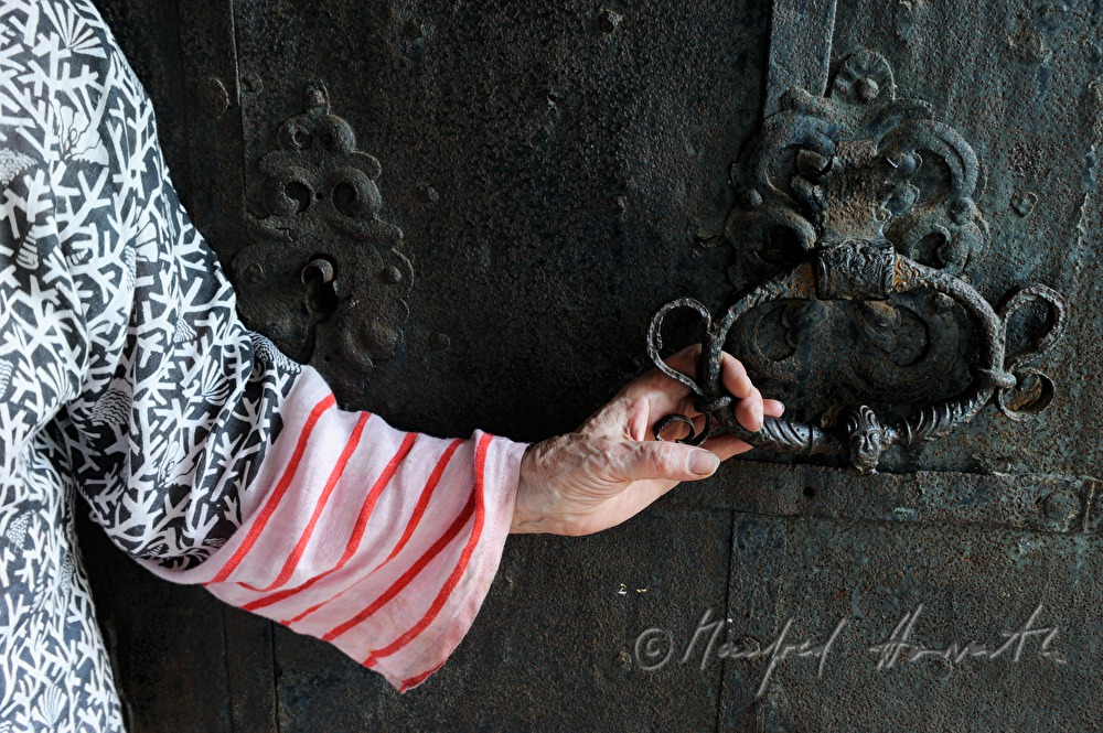 hand of textile artist VESNA and door mounting