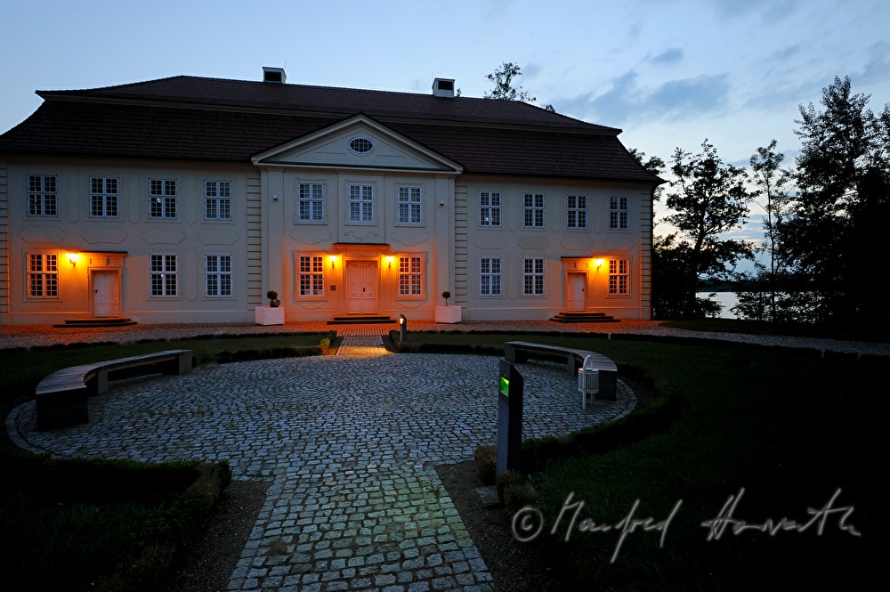 Kavaliershaus and garden on the castle island
