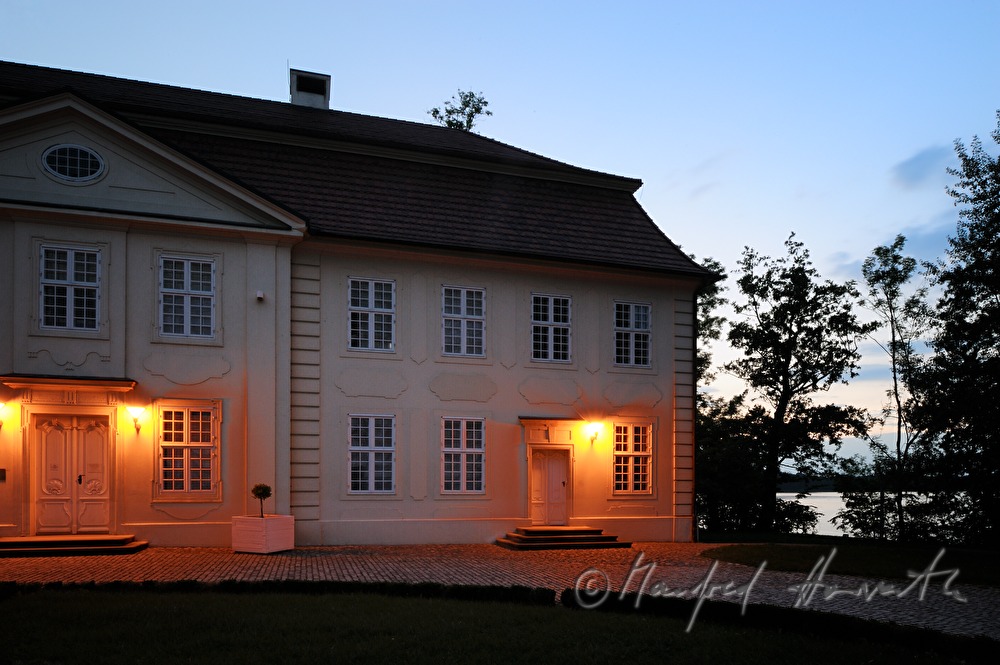 Kavaliershaus and garden on the castle island
