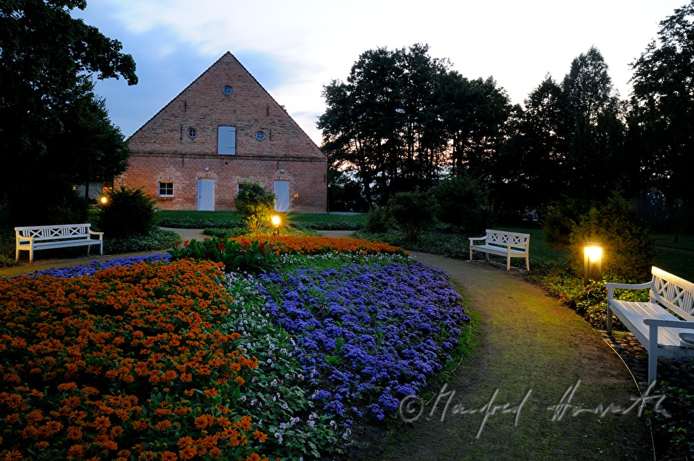Kavaliershaus and garden on the castle island