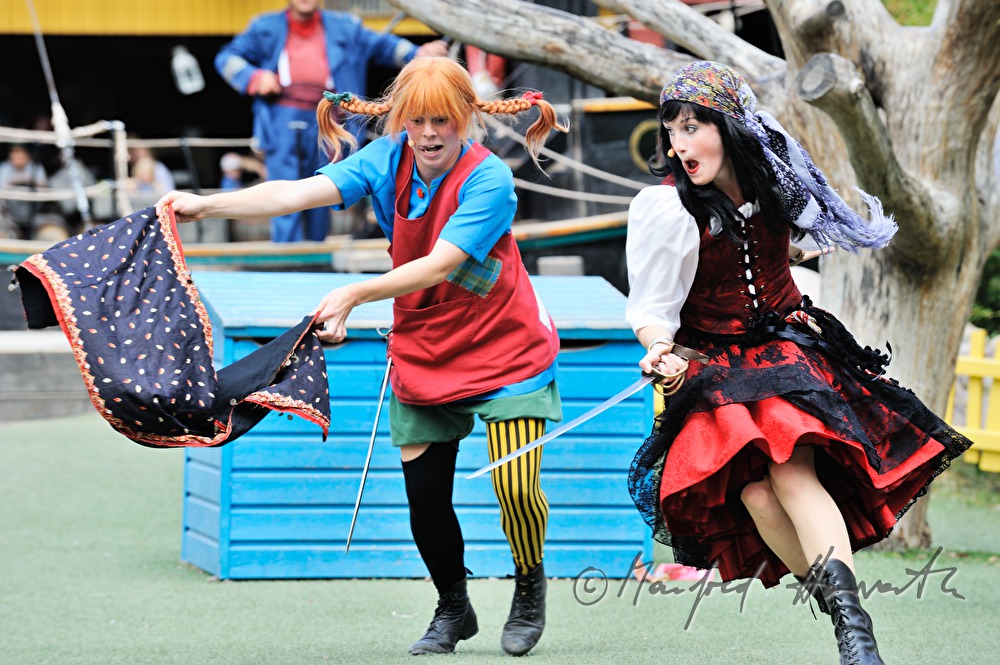 Pippi Longstocking fights with a pirate