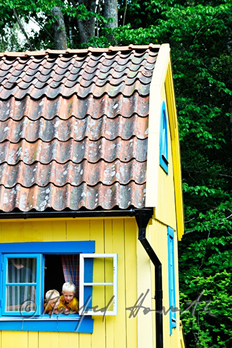 children look out Villa Villekulla