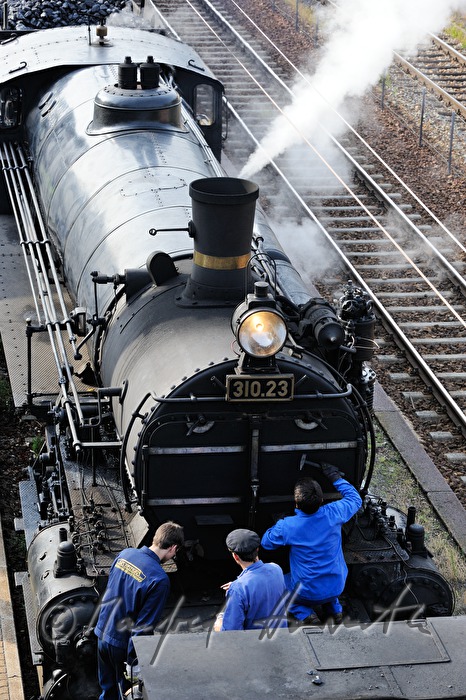 mechanics with locomotive 310.23 made in 1911