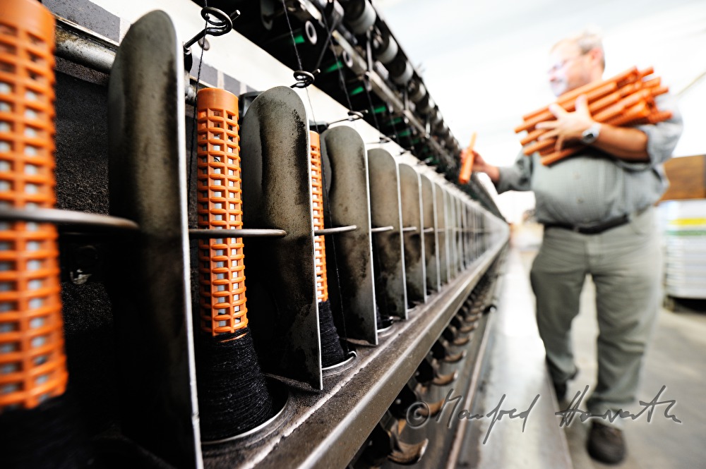 quality control at the machine for winding thread