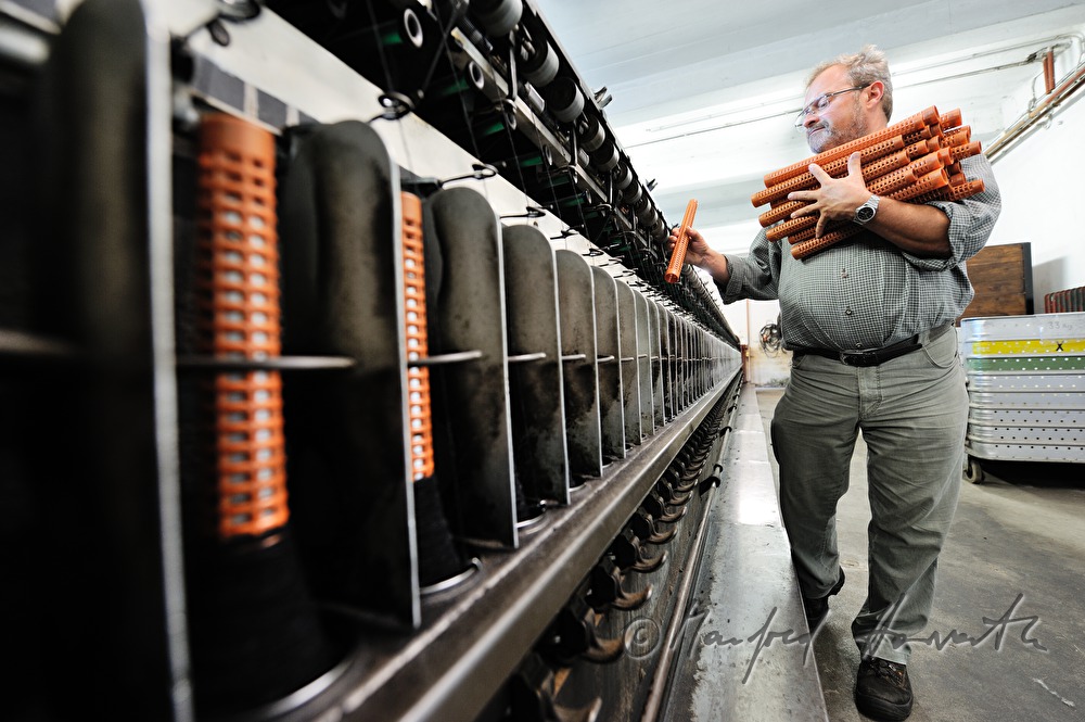 quality control at the machine for winding thread