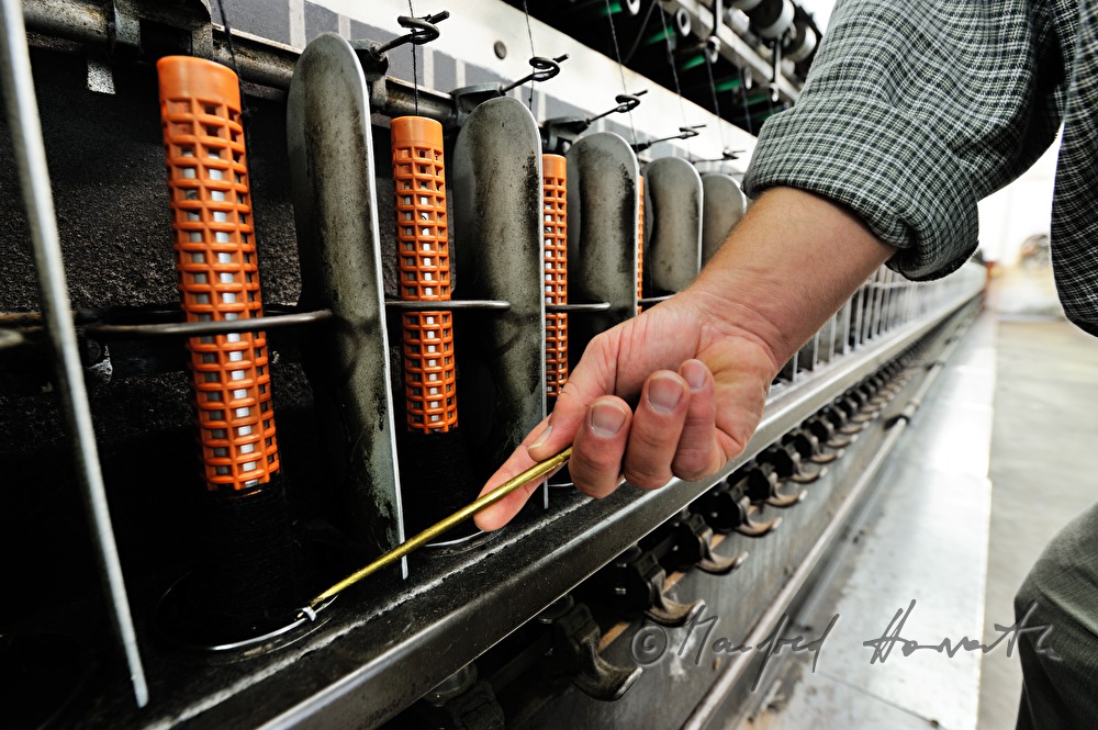 quality control at the machine for winding thread
