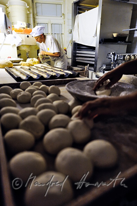 forming of bread rolls