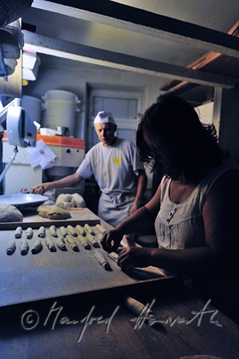 forming of bread rolls