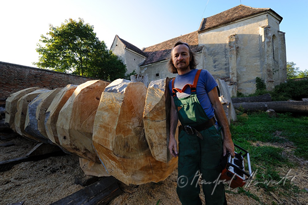 sculpturer Johann Feilacher at work