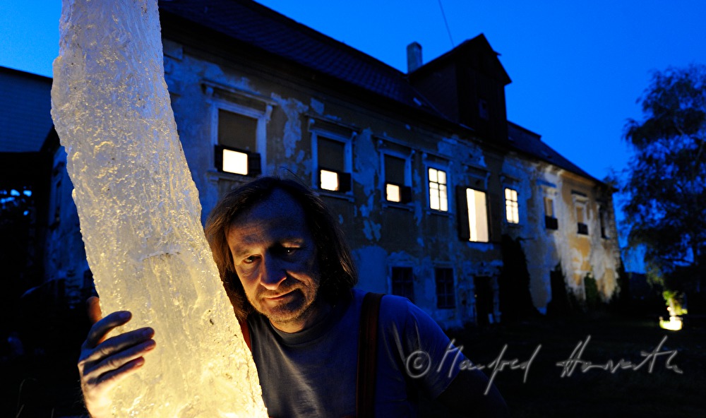 Johann Feilacher and tree-sculpture in front of the studio