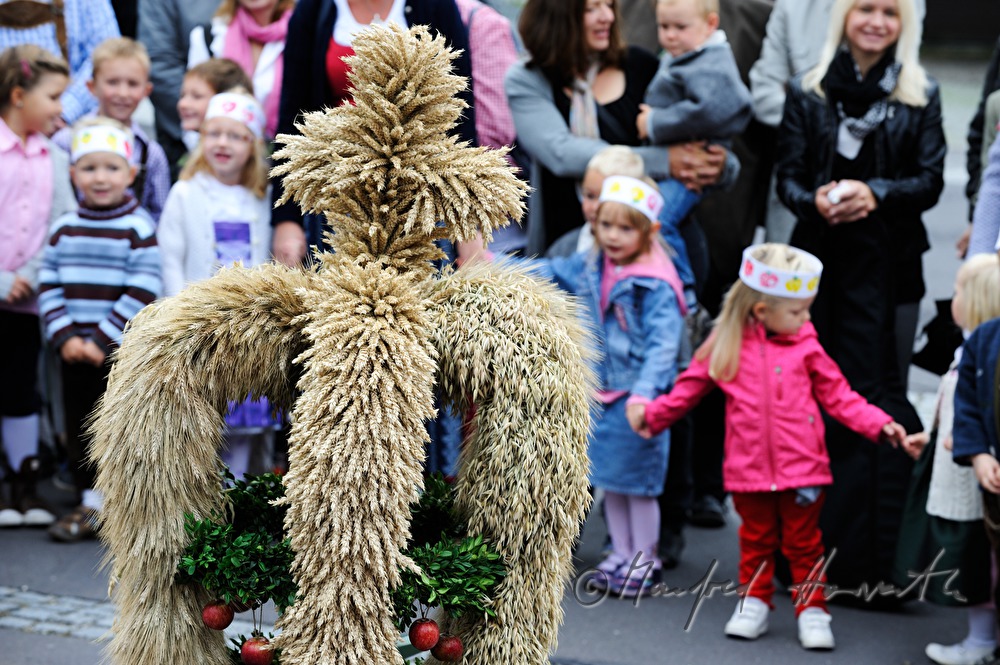 children stand in a circle around the Thanksgiving crown