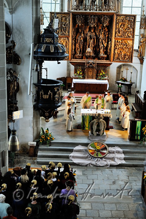 view from the chorus to the winged altar