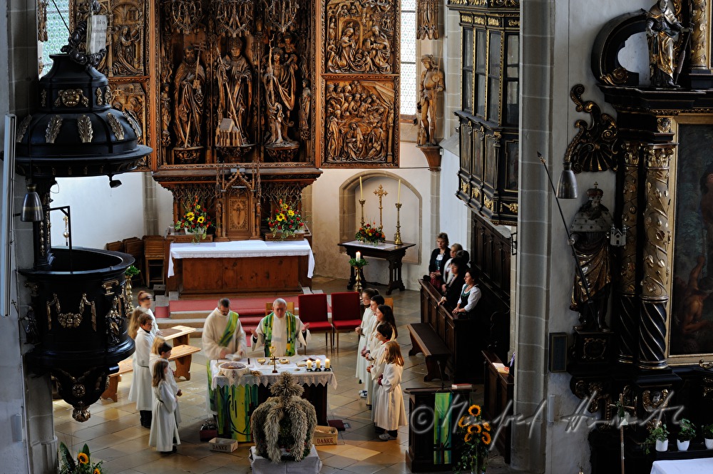 view from the chorus to the winged altar