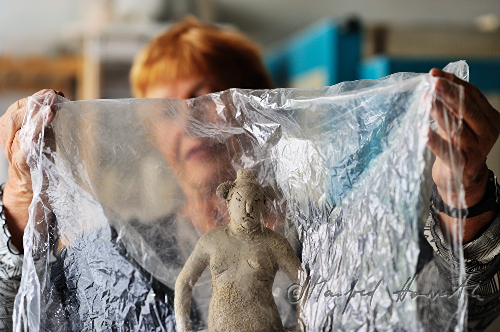 ceramist Gundi Dietz covers a sculpture