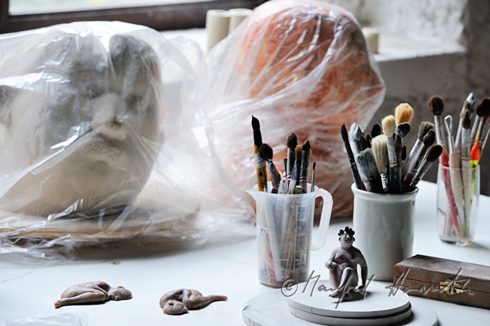 worktable of the ceramist Gundi Dietz
