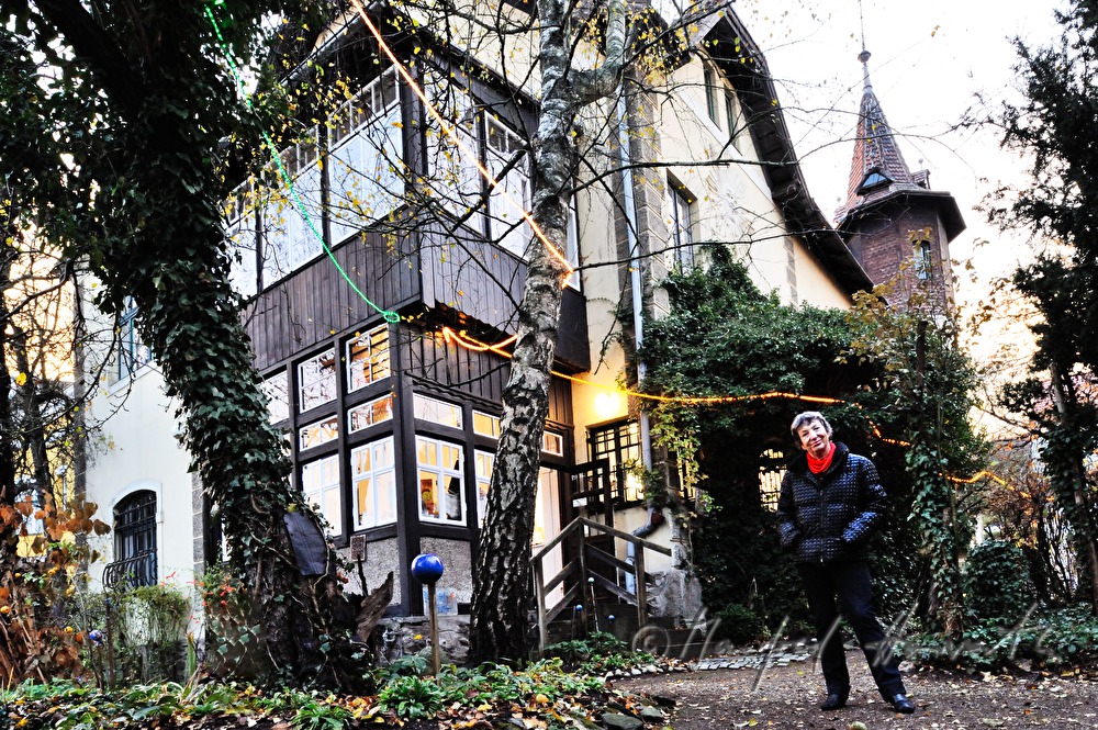paintress Linde Waber in front of her house