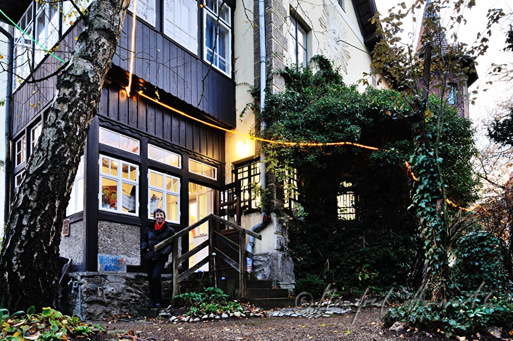 paintress Linde Waber in front of her house