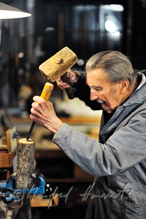 ship scale model maker Kurt Schaefer with spar