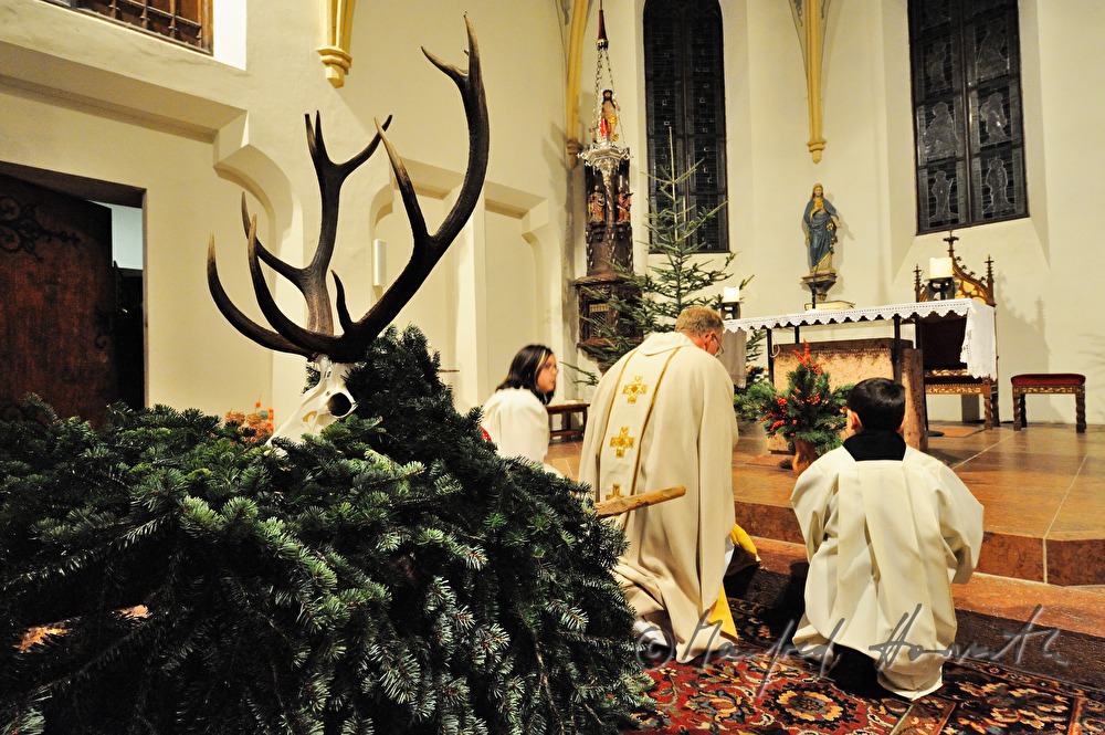 priest and acolytes at the Hubertus mass