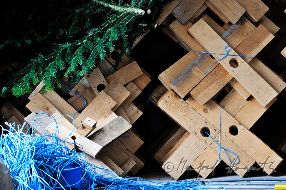 advertising for a Christmas tree holder