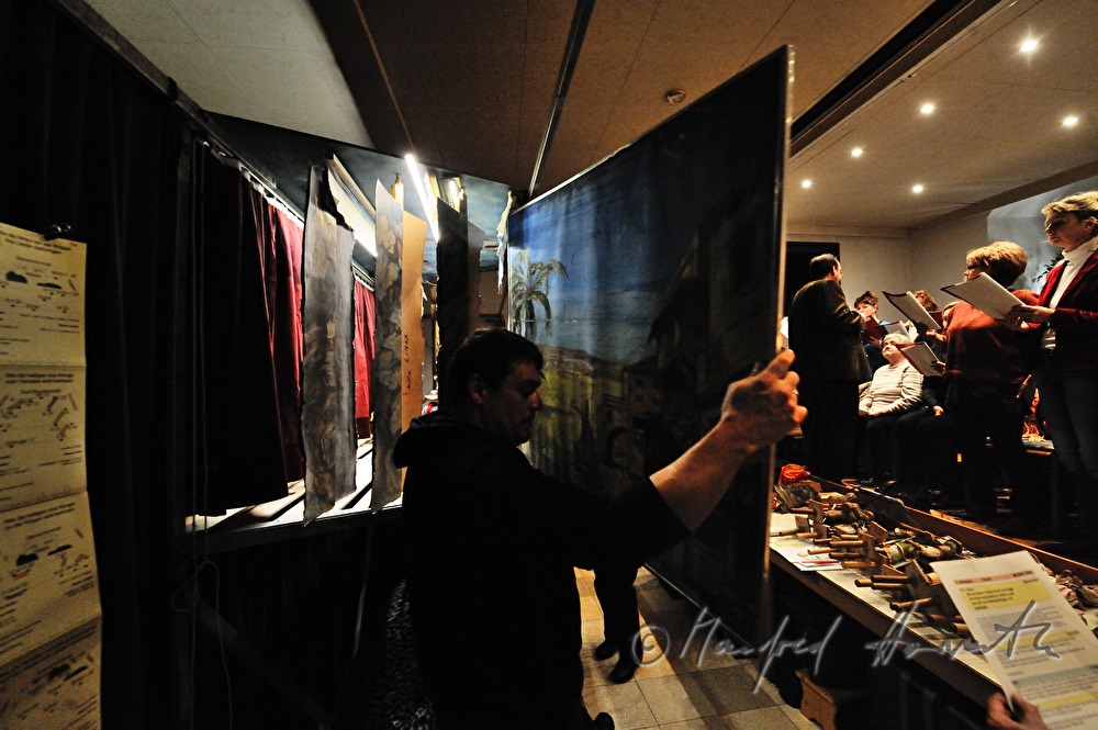 puppet artist  and chorus at the christmas crib play
