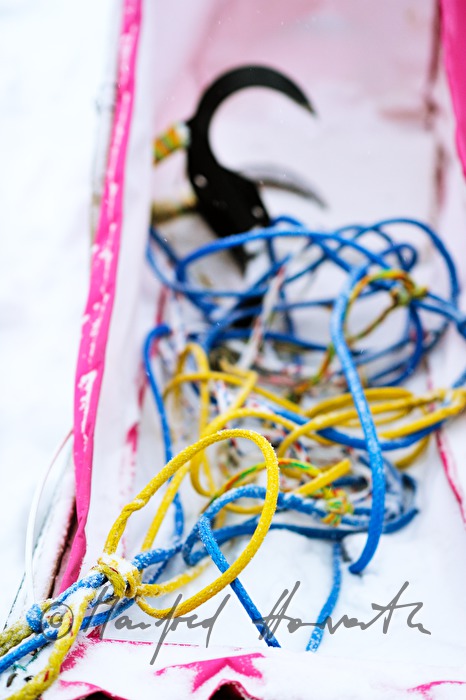 rope with anchor forbreaking the dog sleigh
