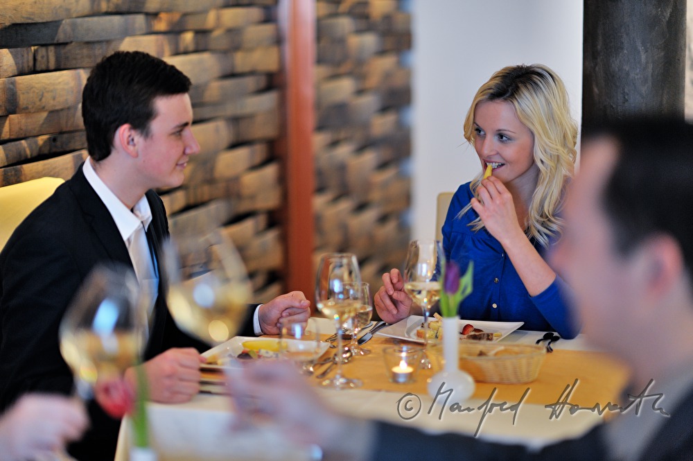 guests having dinner in the Goelles room
