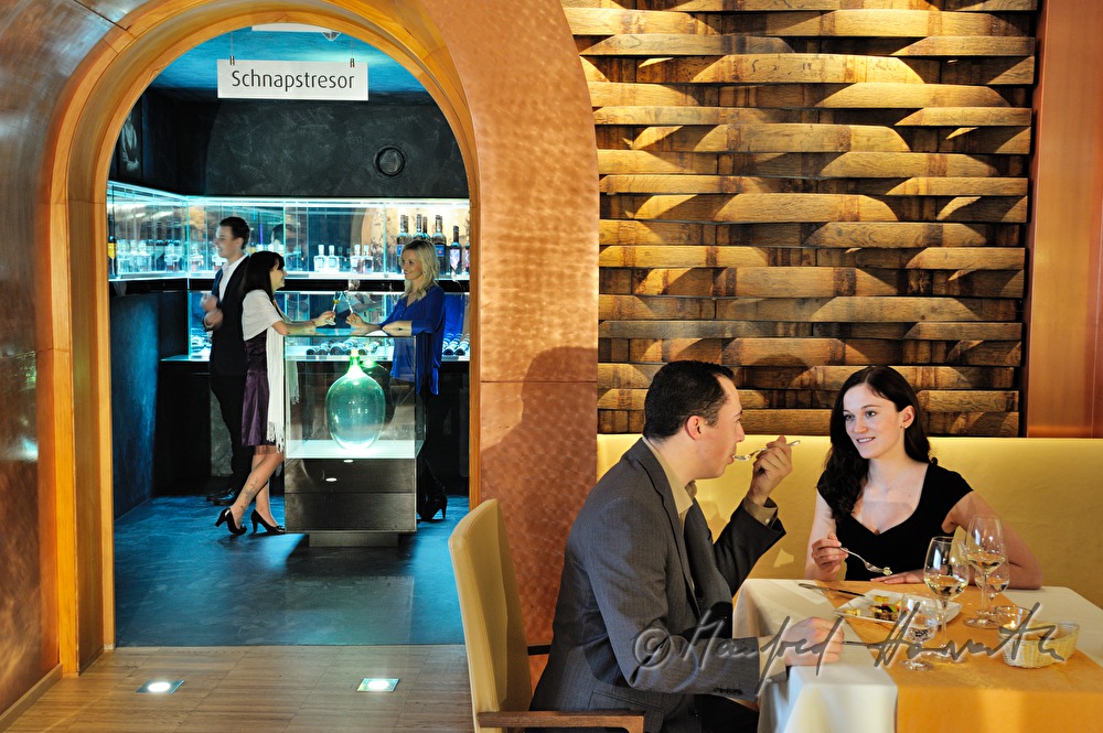 guests having dinner in the Goelles room