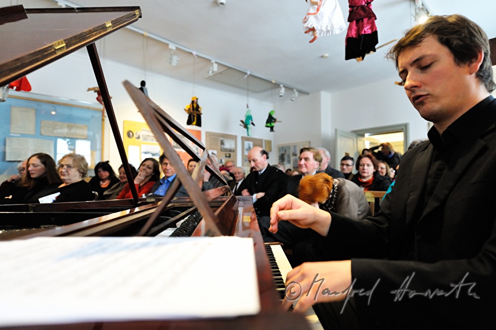 concert on an original Pleyel wing
