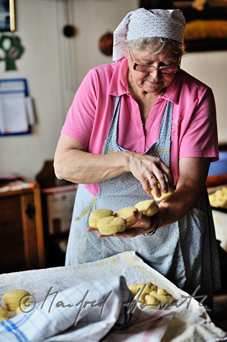 deep-frying of Krapfen (doughnuts)