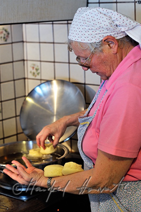 deep-frying of Krapfen (doughnuts)