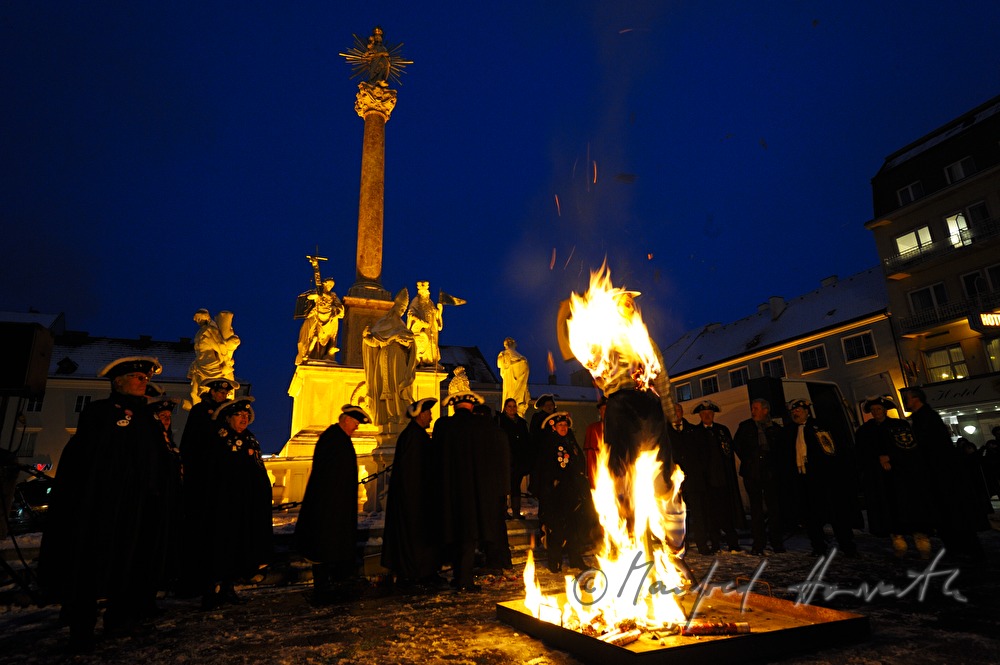 burning down carnival on Mardi Gras evening