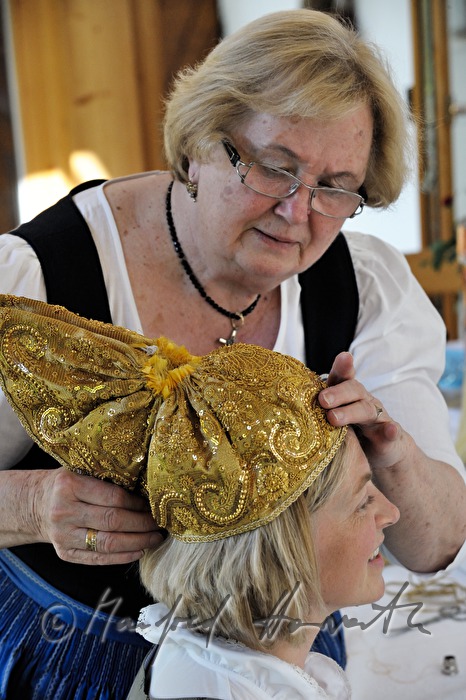 trying on the new made Goldhaube