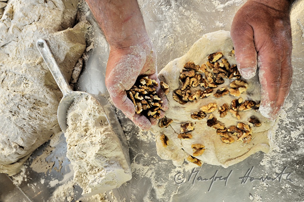 addition of walnuts for the baking of bread