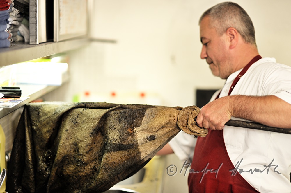 washing of the tool for the cleaning of the oven