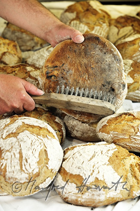 brushing of fresly baked bread