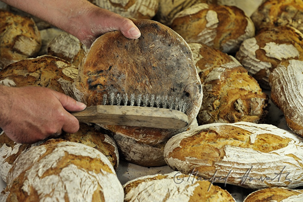 brushing of fresly baked bread