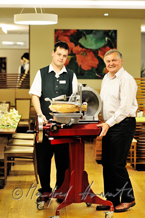 Alois Gölles slices Vulcano Ham in his restaurant