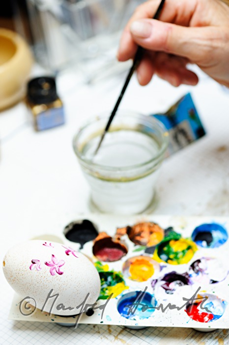 painting Easter eggs in the manufactury Reiner