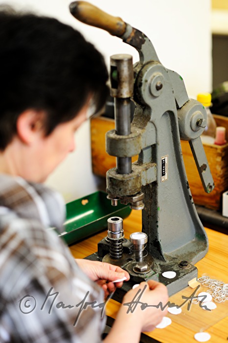 yarn button factory Slesinger: punching linen workpieces