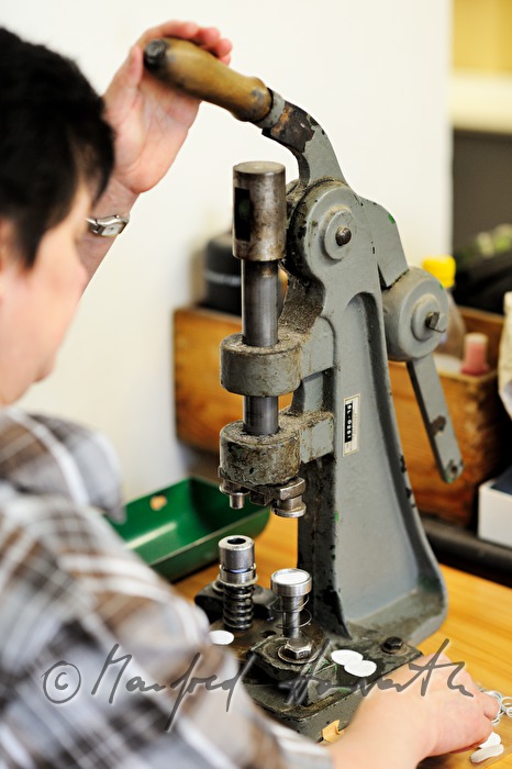 yarn button factory Slesinger: punching linen workpieces