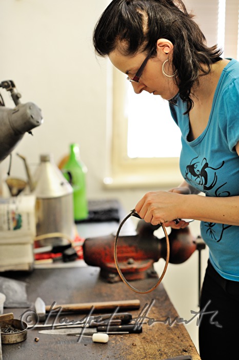 yarn button factory Slesinger: womanworker changing the V-belt