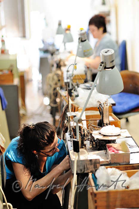 yarn button factory Slesinger: womanworker changing the V-belt