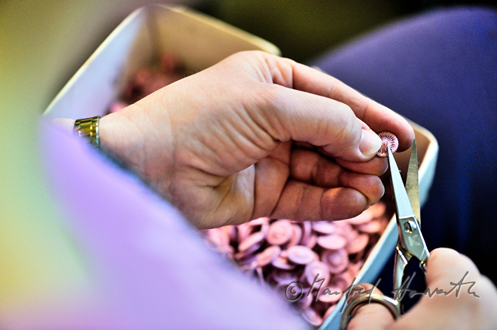 yarn button factory Slesinger: cutting yarn