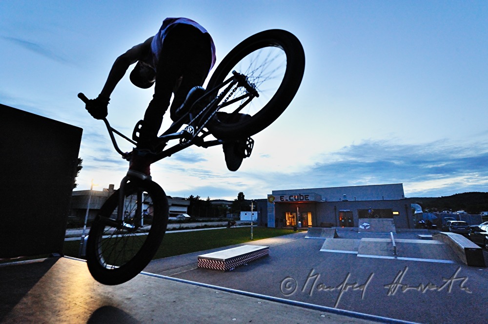 BMX-ride in front of the pub