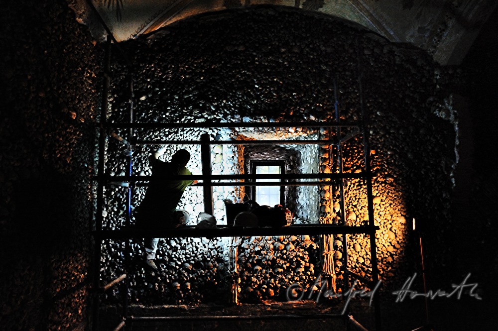 restorer in the Chapel of Bones (Capela dos Ossos)
