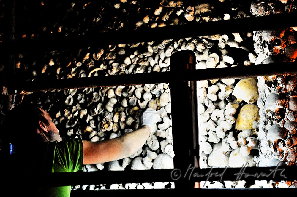 restorer in the Chapel of Bones (Capela dos Ossos)