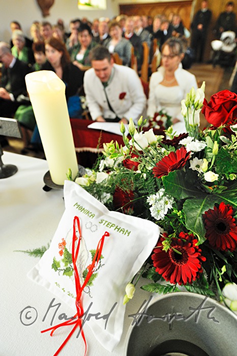 altar with pillow for the wedding rings