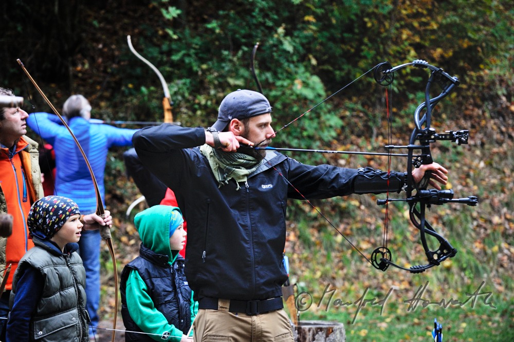 bowman shooting with a compound bow at the parcours